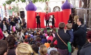 Cuenta cuentos en la Plaza Juan XXIII de Cartagena