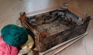 Taller infantil decora una caja de madera